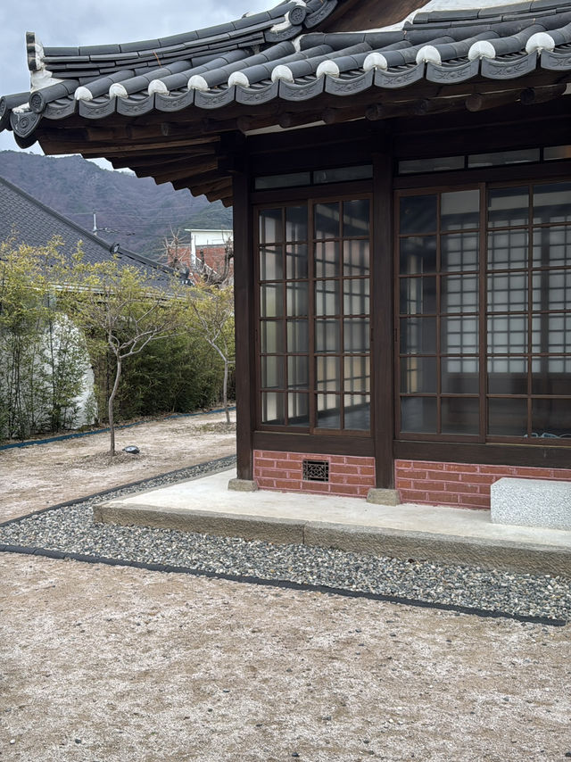100년이 넘는 한옥을 리모델링하여 전통과 현대가 조화를 이루는 대형 한옥 카페