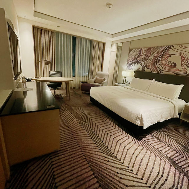 A Vibrant Stay Wrapped in Comfort and Elegance
