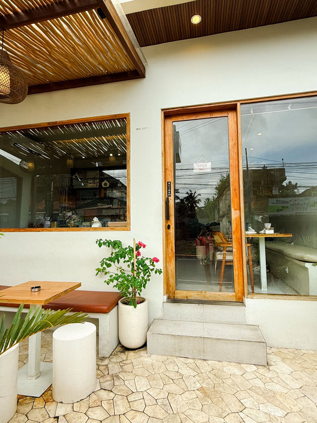 ノマドワーカー必見！🇮🇩 看板犬がいるおしゃれカフェ
