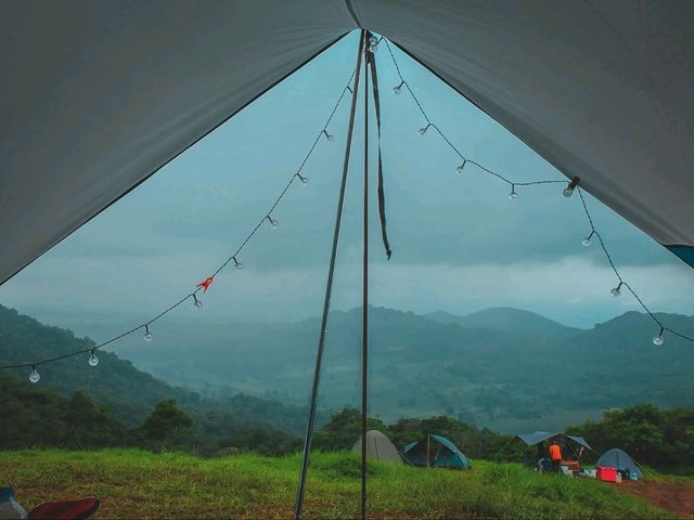 🌧️⛺️ ไร่ฝนเทียม – กางเต็นท์หน้าฝน
