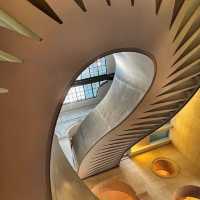 知の殿堂！フランス国立図書館の壮大な空間