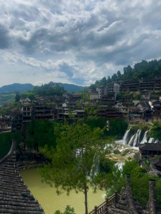 The Waterfall through an Ancient Paradise - Furongzhen 🌊
