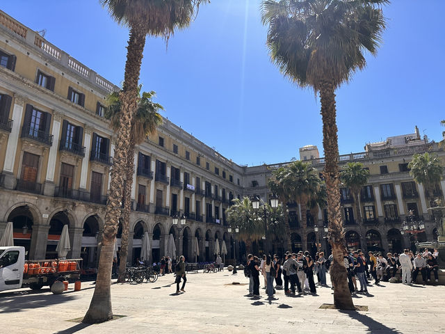 【Pl. Reial（Plaça Reial）｜ガウディ照明が彩るゴシック地区の陽だまり広場】