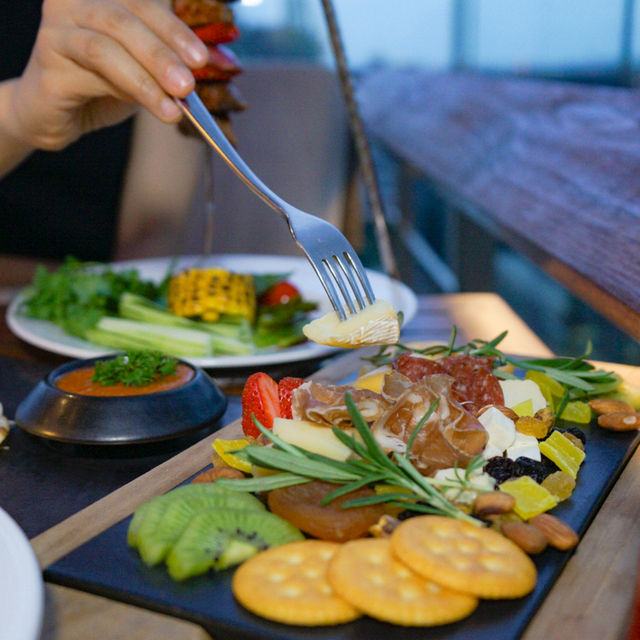 รูฟท็อปบาร์สุดเก๋ใจกลางสาทร The Roof @38th Bar