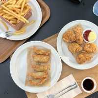 คาเฟ่ลับริมทะเล สไตล์ Industrial เกาหลี