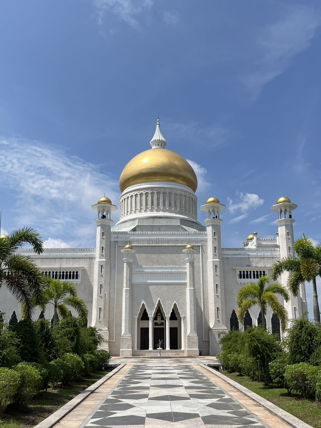 🕌 Royal Reflections in Brunei: Omar Ali Saifuddien Mosque