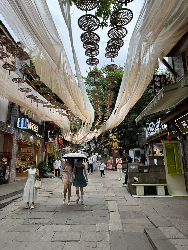 十八梯: Chongqing’s Ultimate Mix of Culture, Shopping, and Sips 🎭🛍️