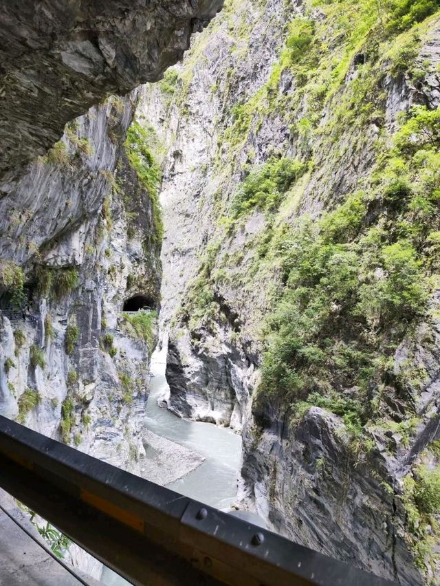 花蓮九曲洞翠綠峽谷大自然美景