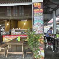 ฟินสองเมนู ข้าวขาหมู + หมูกรอบ หน้าหมู่บ้านถวาย