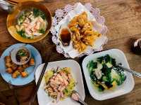 🍜 บะหมี่เกี๊ยวเก๊าจาว บะหมี่สะพานดำ – ร้านในตำนาน