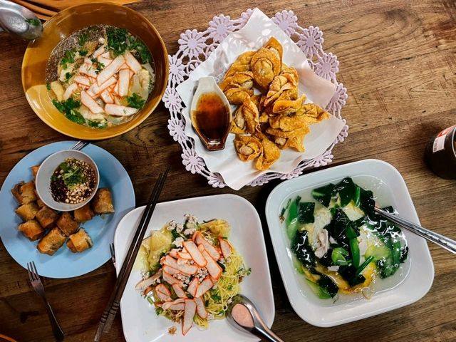 🍜 บะหมี่เกี๊ยวเก๊าจาว บะหมี่สะพานดำ – ร้านในตำนาน