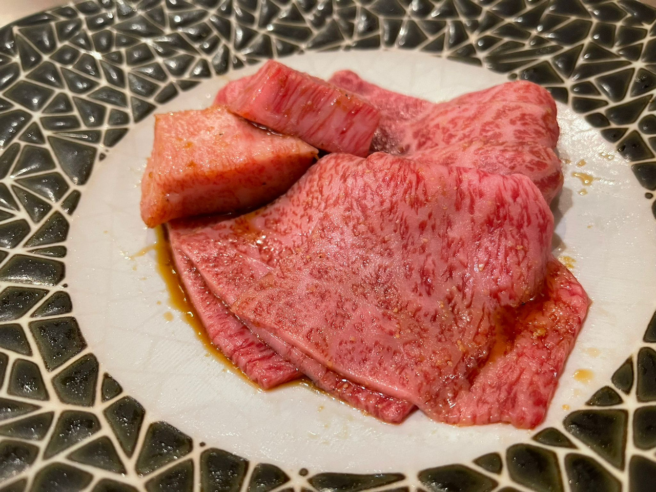 🍴 美食推薦

喺tabelog發現呢間沖繩燒肉店，見到評分勁高就即刻book位try！一坐低就知唔會伏：佢哋嘅和牛真係入口即溶～sooo good！💯由頭盤、燒肉食到麵，件件都超正，滿足感爆燈！🍖🍜

甜品方面，唯一覺得芒果雪糕太凍，仲有啲冰粒影響咗口感，不過都唔太影響整體嘅用餐體驗，因為成個晚餐過程都好開心，店員服務又貼心又快手，超加分！

如果你去沖繩想食勁靚和牛燒肉，真係唔好錯過Roins燒肉レストランROINS！直接地址拎去用：

焼肉レストラン ROINS 久茂地国際通り店  
沖繩縣那覇市久茂地2丁目6-16 Riverside Terrace久茂地 1F  


下次去沖繩，記得bookmark定！🔥🤤 