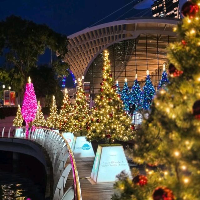 Strolling along here at night felt like walking into a postcard! The skyline lit up, the reflections on the water, and the cool breeze made it such a dreamy spot. Strolling along here at night felt like walking into a postcard! The skyline lit up, the reflections on the water, and the cool breeze made it such a dreamy spot.