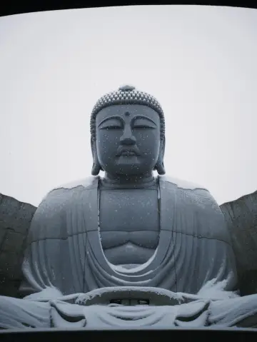 【北海道｜札幌近郊冬季限定】湯咖哩暖胃→雪中頭大佛＋復活島摩艾→白之戀人公園夜燈全亮，完美一天