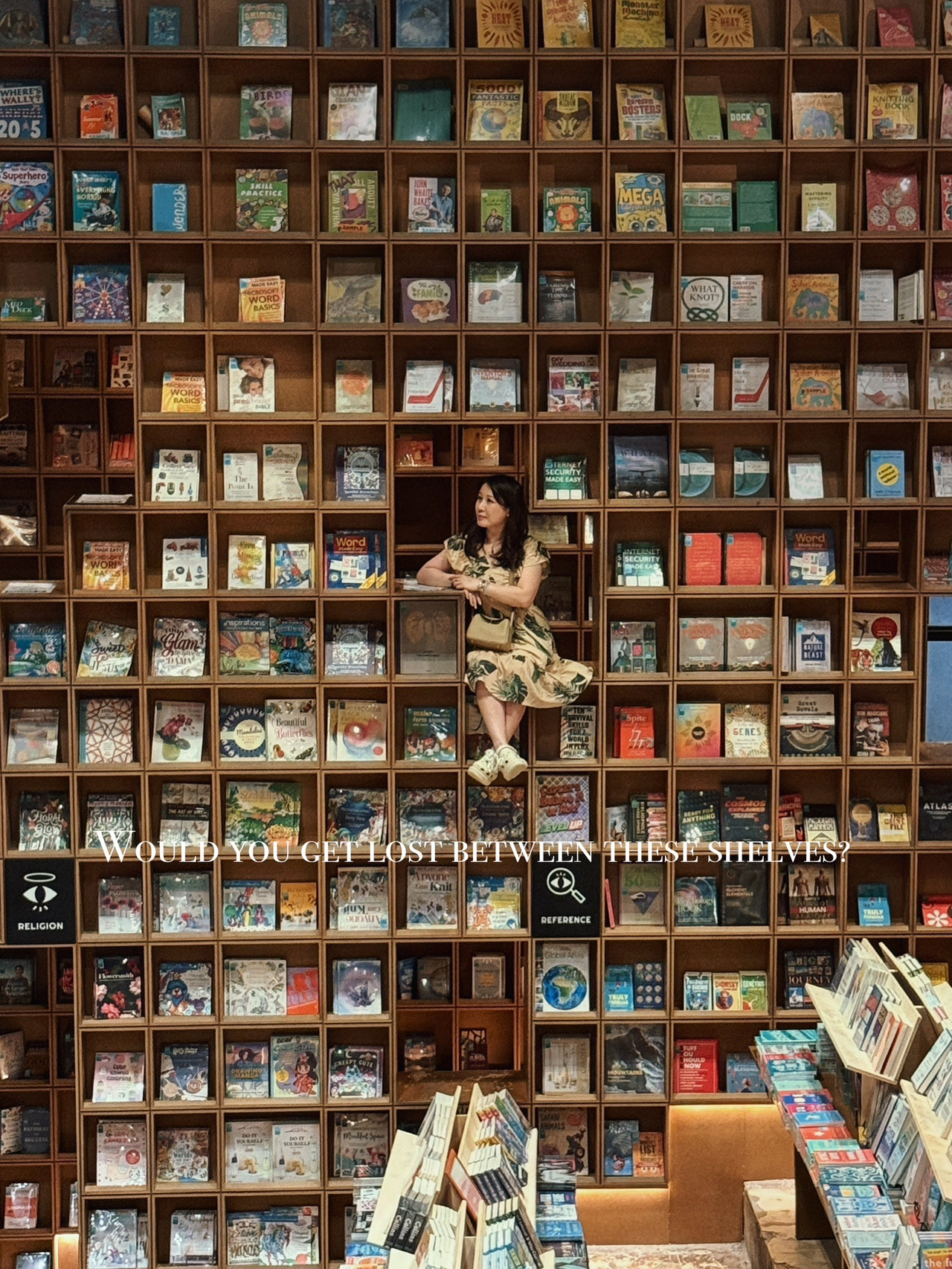 Kuala Lumpur memiliki energi yang tak ada habisnya, tetapi ada tempat santai rahasia yang harus Anda kunjungi 🤫📚 Tersembunyi di dalam bioskop vintage yang telah diubah, BookXcess di REXKL adalah salah satu tempat pelarian paling keren di KL. Bayangkan rak-rak tinggi, sudut-sudut yang tenang, dan suasana seni yang jauh dari hiruk-pikuk mal perbelanjaan biasa. Yang terbaik, Anda bisa mengambil foto-foto yang sangat Instagrammable dan mengesankan.

Tempat yang Harus Dikunjungi: BookXcess @ REXKL  
Lokasi: 80, Jalan Sultan, City Centre, 50000 Kuala Lumpur  
Jam Buka: Setiap hari 10:00 AM–9:00 PM (masuk hingga 8:00 PM)

Mengapa Anda akan menyukainya: Baik Anda seorang pecinta buku atau hanya butuh waktu santai setelah mengunjungi Petronas atau Jalan Alor, tempat ini sangat cocok untuk bersantai. Saran saya? Datanglah di sore hari (lebih sedikit keramaian, sinar matahari yang epik masuk melalui jendela).

Terletak di jantung kota dan benar-benar layak untuk dikunjungi 👌🏻  
Tips Transportasi: Naik LRT ke stasiun Pasar Seni — hanya berjalan kaki sebentar dari sana. Transportasi umum di KL sangat baik, jadi cukup gunakan kartu Touch 'n Go Anda untuk perjalanan cepat.

Tips Perjalanan: Bawa uang kecil untuk menemukan barang unik dan camilan. Cuaca biasanya lembap, jadi tempat ber-AC ini adalah penyelamat.