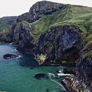 🌊 ความงดงามริมชายฝั่งที่สะพานเชือกแคร์ริก-อะ-เรด