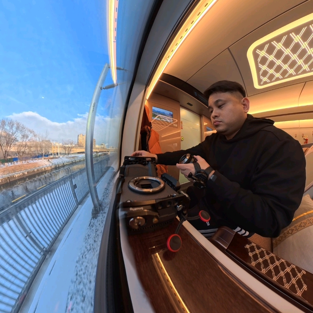 First time experiencing the business class life on the rails to Harbin. I get the hype now. ☕️✨ So ready for the winter wonderland.

Join me as I try business class for the first time from shenyang to Harbin high-speed rail line! 🚄

I’ll show you everything:
✨ The lie-flat business class seat
🍱 The meal service (think hot bento, soup, fruit, and snacks)
⚡ Speeds up to 350 km/h
🌲 The changing scenery from shengyang to snowy Northeast China

Was it worth the upgrade? Absolutely yes especially arriving in Harbin well rested for the Ice Festival.

#harbin   #businessclass   #highspeedrail   #china   #traveldiaries   #wintertravel   #firstimpressions 