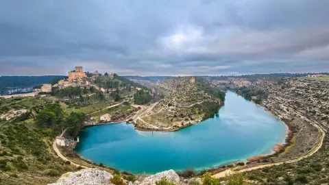 スペインの隠れた名所：スペイン、アラルコンのドラマチックな川のループ🇪🇸✨ — traveler post in クエンカ