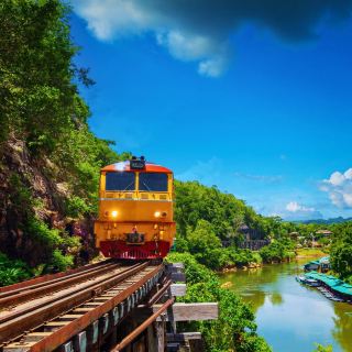 🚂✨ 搭乘死亡鐵路，體驗北碧府「Tham Krasae 洞穴」的迷人歷史。