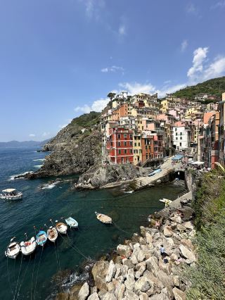 裡奧馬焦雷：通往五漁村的門戶，層疊的粉彩色房屋和迷人的日落🇮🇹🏖️🍇