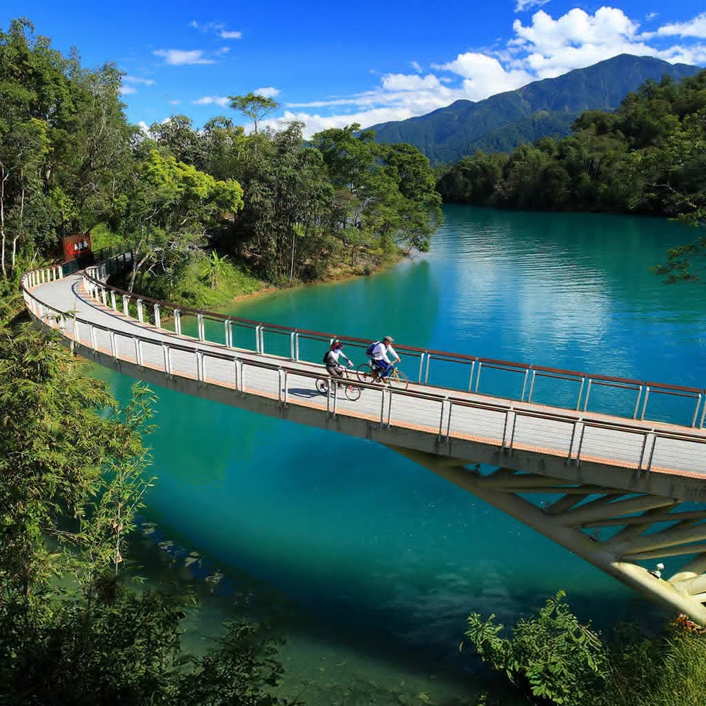 Sun Moon Lake: Taiwan’s Dreamy Lakeside Playground 🚤✨