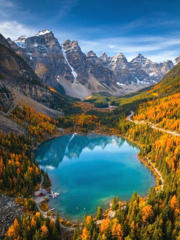 Vườn quốc gia Banff là vườn quốc gia đầu tiên của Canada, nằm ở Khu cải tiến số 9 thuộc Alberta và tự hào sở hữu khung cảnh ngoạn mục của núi non, hồ băng và rừng cây, một thiên đường dành cho những người yêu thiên nhiên! Nổi tiếng nhất trong số đó là Hồ Louise, mở cửa cả ngày và được biết đến là một trong những hồ đẹp nhất. Khách sạn Lake Louise Castle bên bờ hồ càng làm tăng thêm không khí cổ tích và là điểm chụp ảnh không thể bỏ qua khi đến Banff.

Các tuyến đường tham quan và những hoạt động không thể bỏ qua
Nên bắt đầu từ thị trấn Banff và đi theo Quốc lộ 96 đến Hồ Louise, nơi có những cảnh quan khác nhau trong bốn mùa: hồ có màu xanh lam vào mùa hè, lá đỏ phản chiếu trên mặt hồ vào mùa thu, và trở thành một xứ sở thần tiên băng tuyết vào mùa đông. Sau khi đến Hồ Louise, bạn có thể đi bộ quanh hồ (khoảng 1-1,5 giờ), ngắm nhìn núi và hồ hòa quyện dọc đường đi, rất thích hợp để chụp ảnh. Nên đến vào khoảng 8 đến 10 giờ sáng để tránh đám đông khách du lịch. Bãi đậu xe bên ngoài miễn phí, nhưng có thể sẽ kín chỗ vào các ngày lễ.

Có một số đường mòn gần Hồ Louise, chẳng hạn như Đường mòn Hồ Agnes (khoảng 3 giờ đi và về), với tầm nhìn ra hồ, rừng cây và các quán trà trên núi cao dọc đường. Đối với những người thích các hoạt động dưới nước, bạn có thể thuê ca nô để du ngoạn trên hồ vào mùa hè và trượt tuyết hoặc đi bộ trên tuyết vào mùa đông để trải nghiệm vẻ đẹp của Banff trong các mùa khác nhau.

Địa điểm chụp ảnh và gợi ý ăn uống
Bên bờ hồ, lối vào chính của khách sạn lâu đài và sân thượng là những địa điểm chụp ảnh kinh điển, nơi bầu trời xanh và mặt nước hồ hòa quyện tuyệt vời. Có một nhà hàng Cafe sang trọng ngay trong khuôn viên, và một số khách không lưu trú cũng có thể đặt chỗ ăn tối hoặc trà chiều. Nên hỏi thông tin và đặt chỗ trước.

Mẹo thực tế
1. Cần có vé vào cửa (444.0) để tham quan Công viên Quốc gia Banff, nên đặt trước sẽ giúp tiết kiệm thời gian xếp hàng.

2. Thời tiết lạnh hơn ở gần hồ, nên mang theo áo khoác, đặc biệt là sự chênh lệch nhiệt độ lớn giữa buổi sáng và buổi tối. 3. Mùa hè có nhiều muỗi hơn, nhớ mang theo thuốc chống muỗi; mùa đông cần giày chống trơn trượt hoặc giày đi tuyết.

4. Tín hiệu điện thoại di động ở khu vực Banff không ổn định, hãy tải bản đồ trước khi khởi hành.

5. Đông đúc hơn vào các ngày lễ và cuối tuần, nên đi vào các ngày trong tuần hoặc sáng sớm.

Lưu ý
