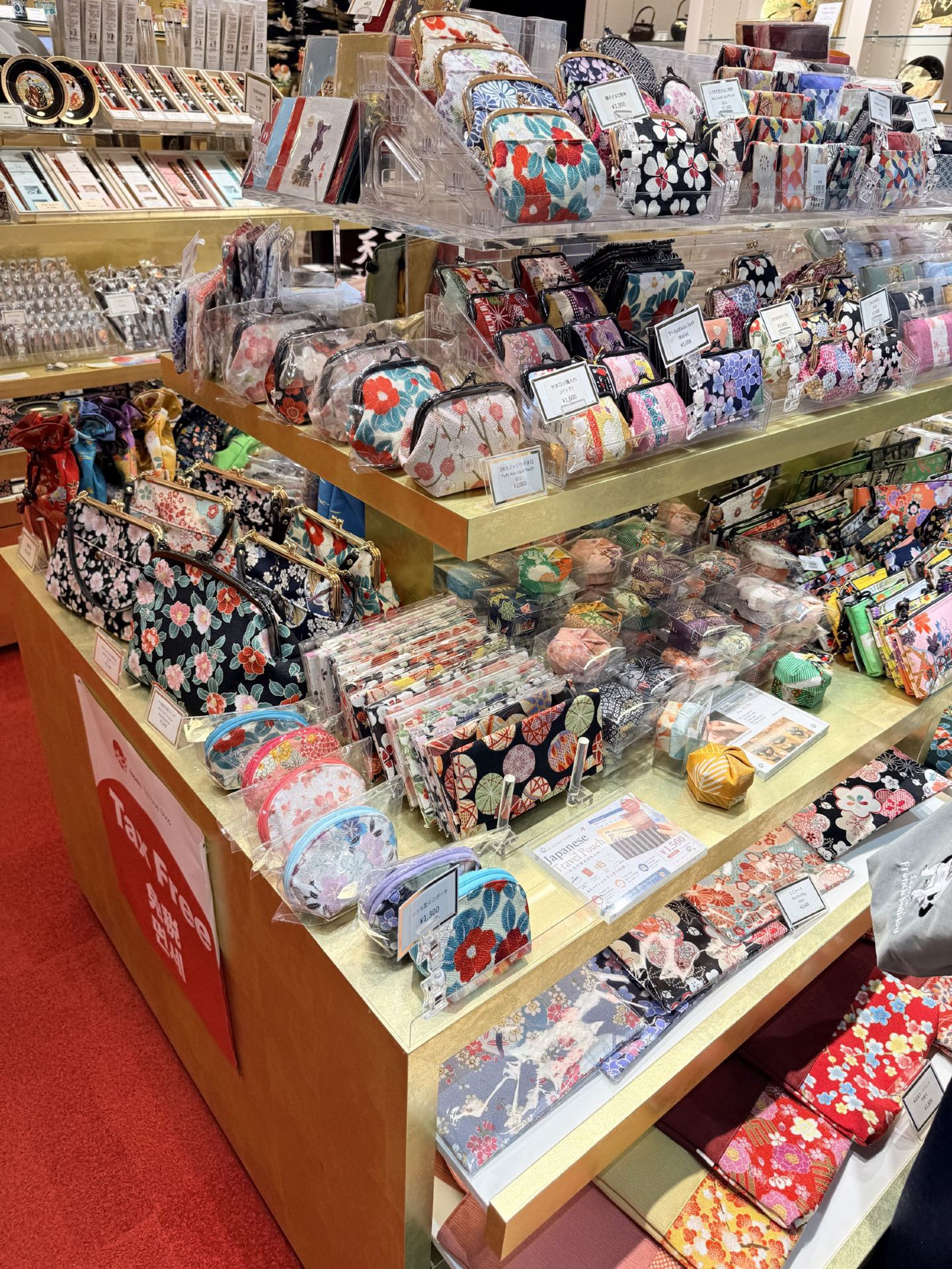 Last-Minute Fukuoka Airport Guide! Your Ultimate Must-Eat & Must-Buy Checklist.