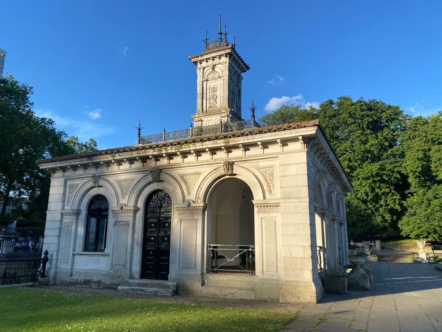 Italian Gardens: A Tranquil Oasis in London 🌸⛲ 