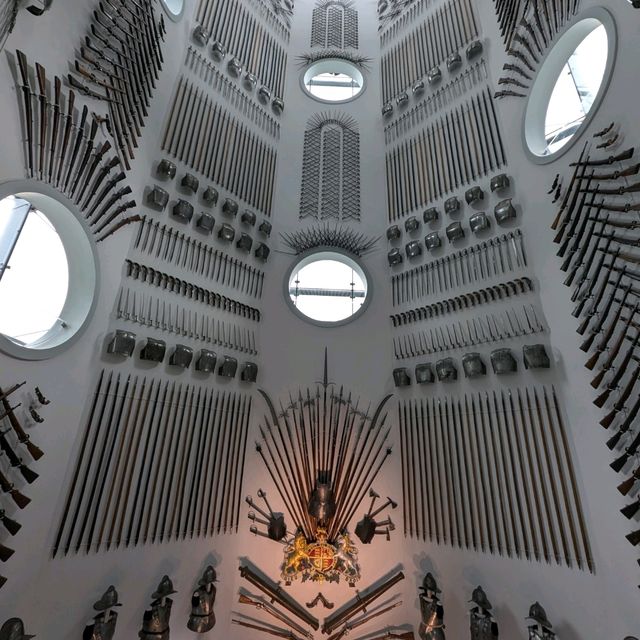 🏰 穿越歷史的武器時空！Leeds皇家軍械博物館的壯觀武器樓梯 🏰