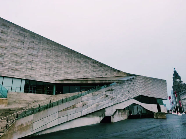🎡 Liverpool’s Ultimate Waterfront Experience – Music, History & Views!