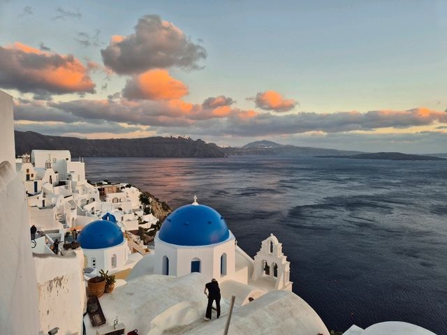 💫 Why Santorini Feels Like a Dream: The Island That Captures Your Heart 🌊 💫 Why Santorini Feels Like a Dream: The Island That Captures Your Heart 🌊