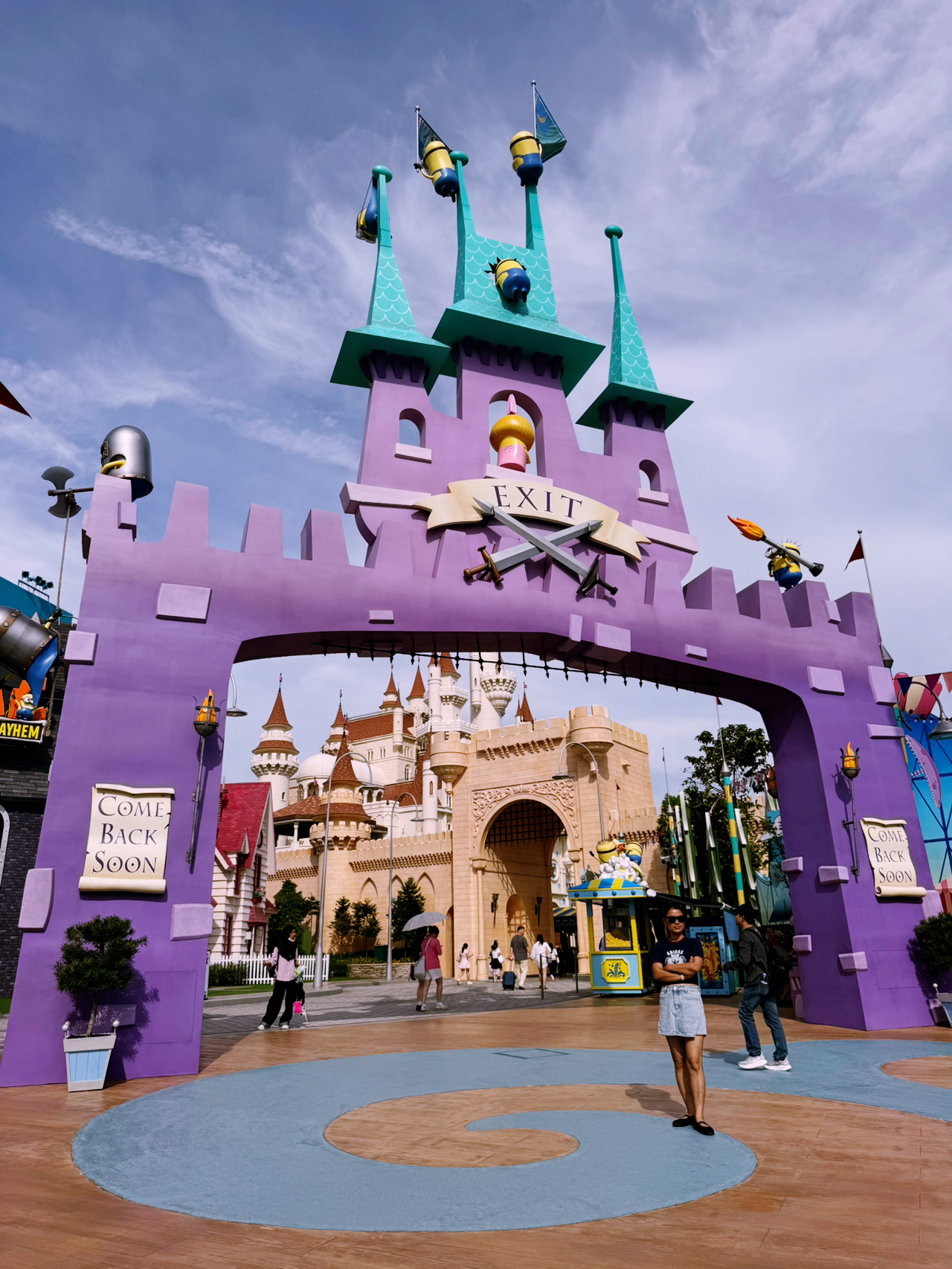 
 
 Atau Cara Hemat Budget & Gak Basah Kuyup!

Halo, para traveler kesayanganku! ✨ 
Hari ini kita akan membahas logistik taman hiburan. Pulau Sentosa dan Universal Studios Singapore (USS) yang terkenal adalah impian bagi setiap pencinta film. Namun, jika kamu datang tanpa rencana yang matang, harimu akan berubah menjadi maraton penuh stres karena antrean yang tak berujung. Belajarlah dari beberapa kesalahan umum para pemula ini:

🙀 Kesalahan: Berkunjung di Akhir Pekan 🗓️
Pergi ke USS di hari Sabtu atau saat hari libur nasional adalah kesalahan fatal yang menguras kantong. Kamu bakal buang waktu sampai 90 menit cuma buat antre di luar ruangan untuk wahana populer seperti Transformers atau Battlestar Galactica. Pilihlah hari Selasa atau Rabu saja — jumlah pengunjung akan berkurang drastis!

🙀 Kesalahan: Mengabaikan Faktor Air 💦
Jurassic Park Rapids Adventure adalah pengalaman arung jeram yang seru. Tapi masalahnya: GAK ADA yang keluar dalam keadaan kering! Air benar-benar akan membuat seisi rakit basah kuyup. Kesalahan klasik adalah memakai sepatu mahal, gaya rambut yang sudah ditata rapi, atau membawa kamera tanpa pelindung. Belilah jas hujan (poncho) murah di kota sebelumnya (harganya 5x lipat lebih mahal di dalam taman) atau bawa baju ganti dan sandal jepit.

🙀 Kesalahan: Membeli Express Pass Secara Asal 🎫
Express Pass (tiket jalur cepat) harganya hampir sama dengan tiket masuk kedua. Jangan membelinya karena panik di awal. Kalau kamu datang di hari kerja tepat saat gerbang dibuka (jam 10:00 pagi) dan berjalan berlawanan arah jarum jam, kamu tetap bisa mencoba wahana-wahana top dengan cepat. Kamu selalu bisa membeli Express Pass di toko suvenir di dalam taman nanti jika merasa tempatnya terlalu ramai.