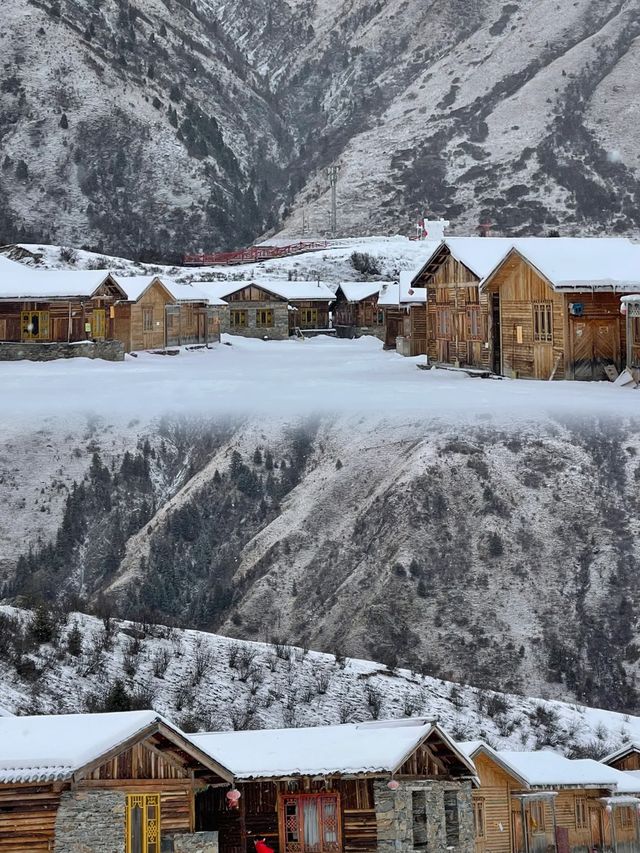 "川西雪景之旅：冬日滑雪泡溫泉的浪漫體驗"