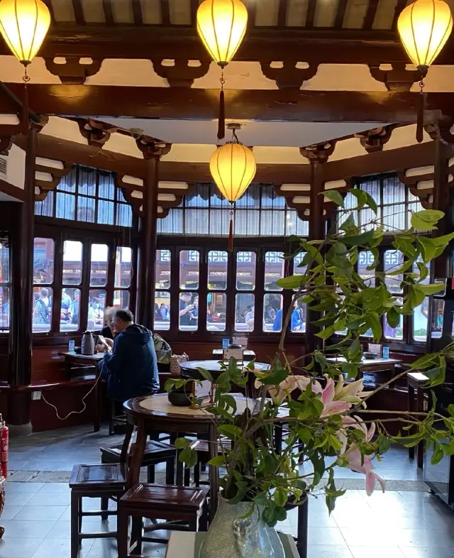 Savoring tea and listening to music in a century-old teahouse in Shanghai, leisurely passing the days and months
