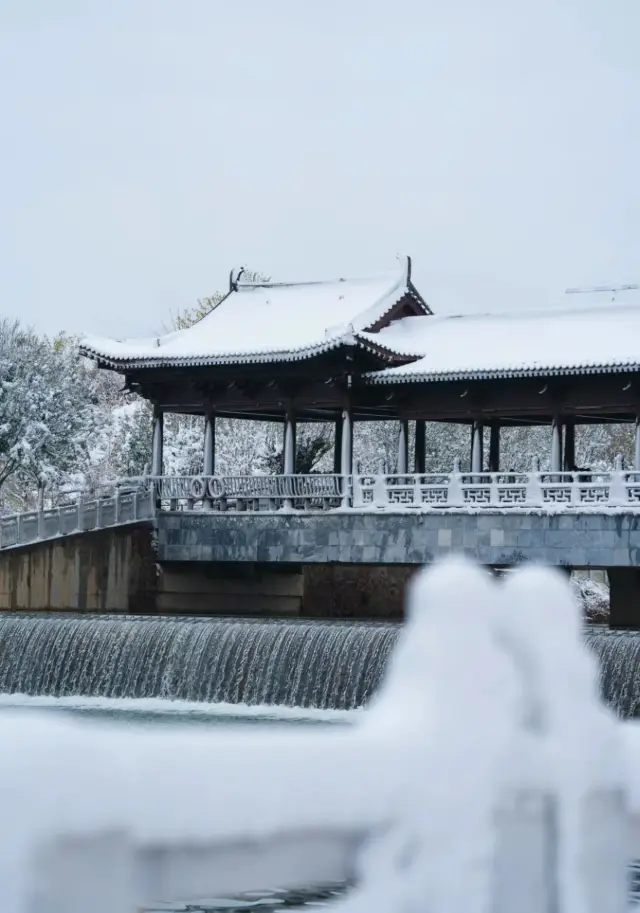 A park overlooked by Zhengzhou city