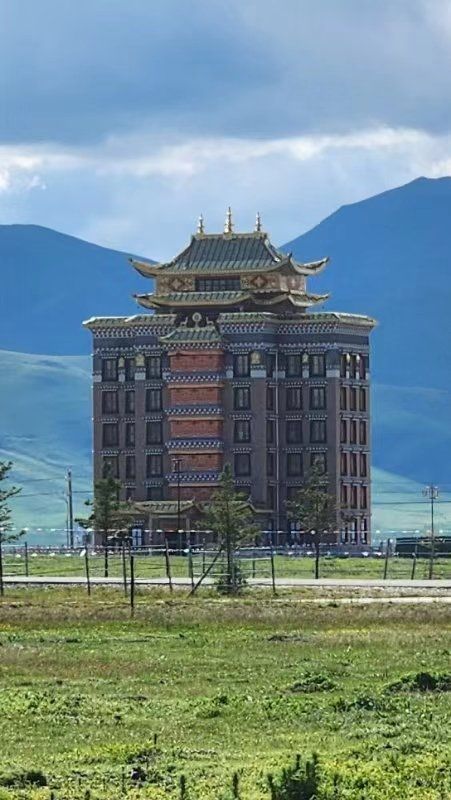 一起看寧瑪寺已載入世界最大的《大藏經》轉經筒
