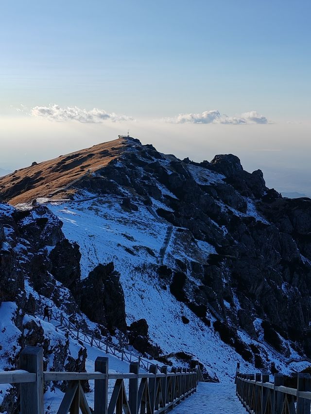 天山天池：登頂馬牙山，輕觸博格達峰。