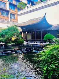 喧鬧景區中的寧靜處所：濮錦大酒店。