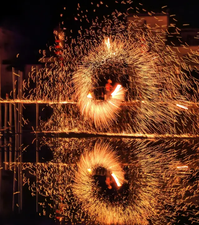 當火光與水的倒影相遇 中國最美鐵花