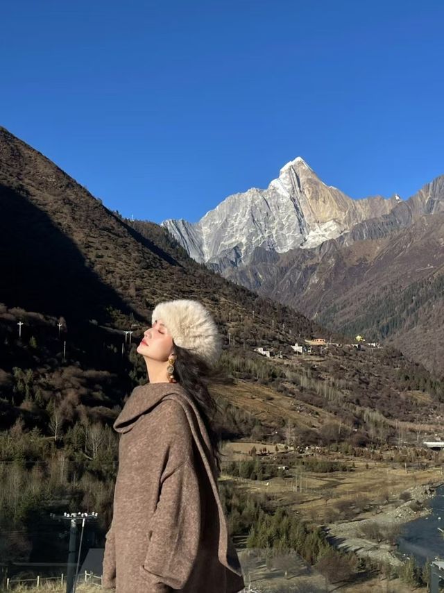 四姑娘山 躺在床上 直面雪山 日照金山