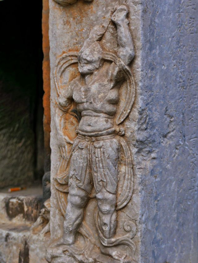 靈泉寺石窟又名萬佛溝，小龍門