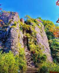 仙華奇峰秀，雲霧繞山幽，仿若仙蹤留