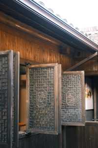 紹興寶藏餐廳分享 簷下煙火.綠意成詩 青磚黛瓦在暮色裡暈開水墨 我推開雕花木門的剎那 驚起一院草木的