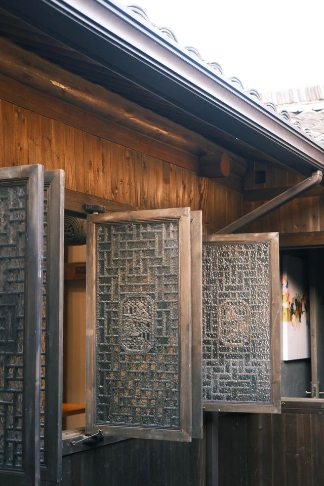 紹興寶藏餐廳分享 簷下煙火.綠意成詩 青磚黛瓦在暮色裡暈開水墨 我推開雕花木門的剎那 驚起一院草木的