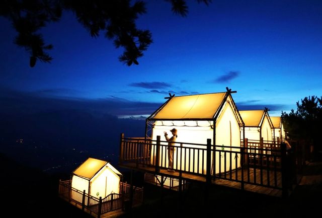 21℃邂逅浪漫與自然的奇幻之旅，百里荒景區旅遊保姆級攻略：   百里荒景區，位於湖北宜昌夷陵區、遠安