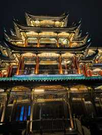 呢場大雨澆唔熄我對重慶嘅熱情！啱啱打卡完絕美夜景觀賞地鴻恩閣，即刻嚟俾你哋安利呢個寶藏景點 鴻恩