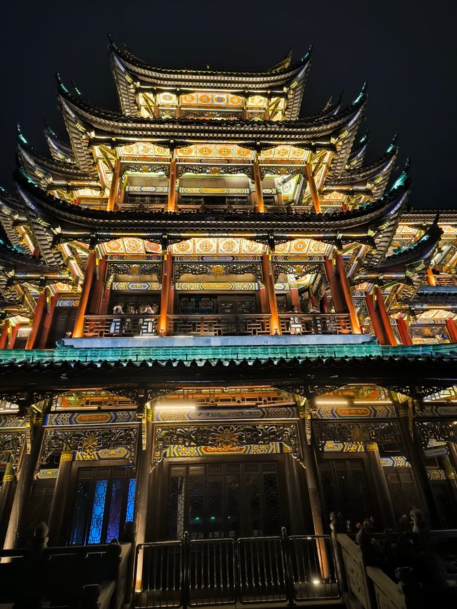 呢場大雨澆唔熄我對重慶嘅熱情！啱啱打卡完絕美夜景觀賞地鴻恩閣，即刻嚟俾你哋安利呢個寶藏景點 鴻恩