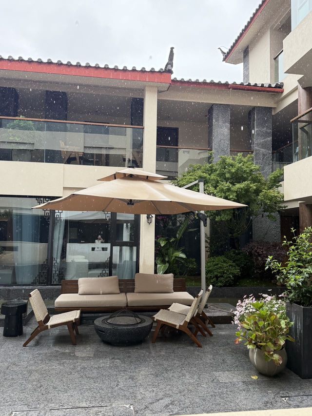 隱藏在麗江古城裡的秘境酒店，彷彿住進藝術館