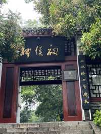 🌧️ 柳州人才懂的雨天浪漫！柳侯公園餵魚賞雨秘境大公開