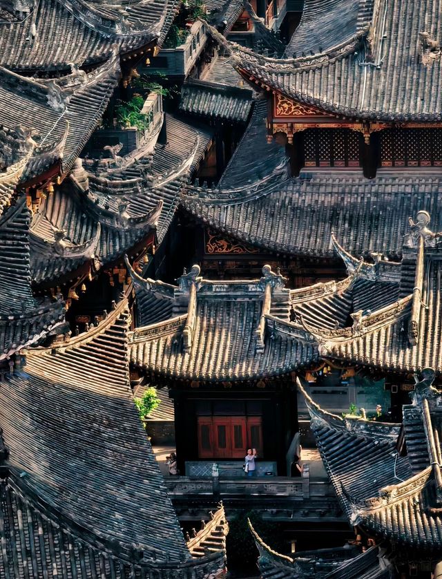 禪意碰撞賽博朋克！重慶最魔幻一日遊，5大秘境這樣走不繞路